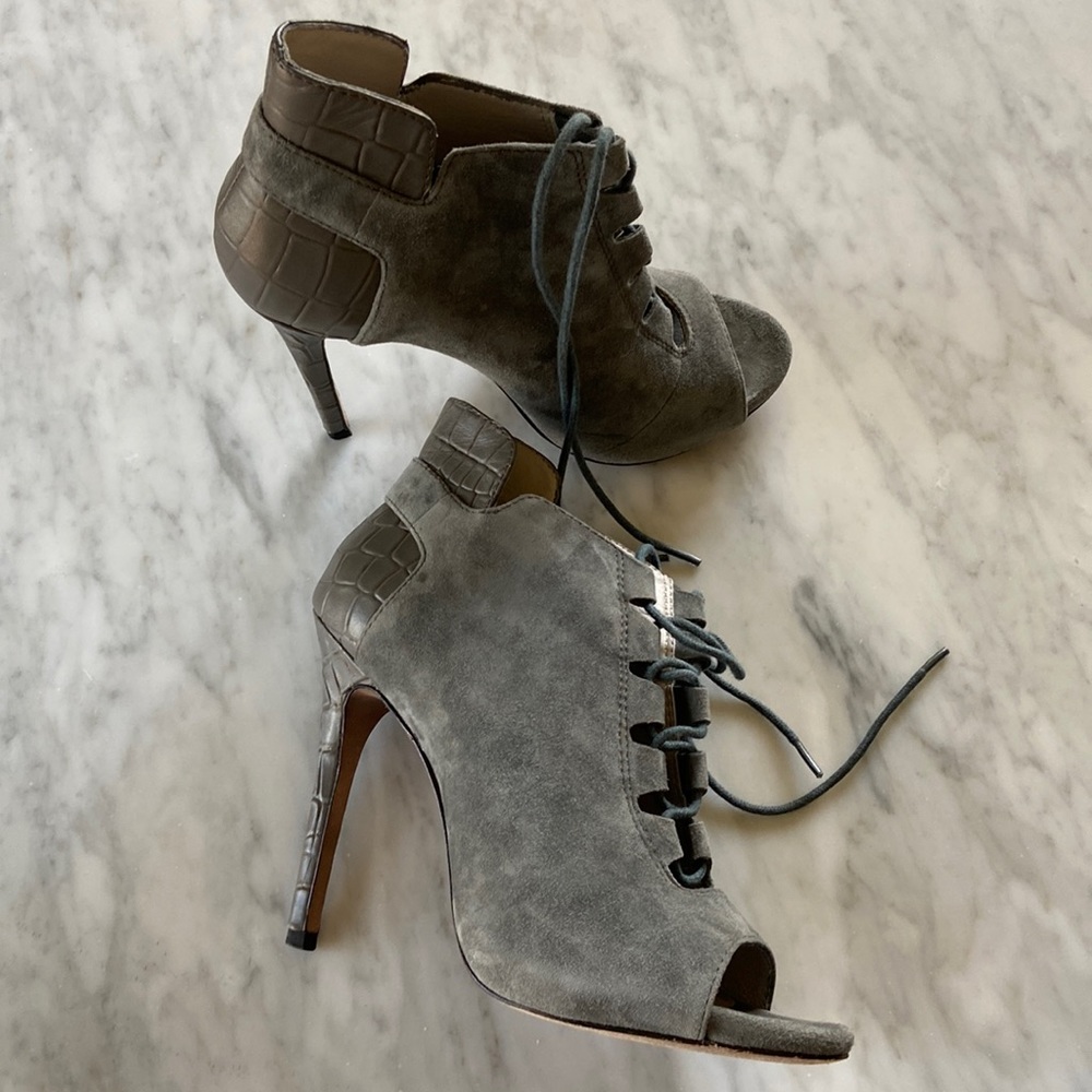 Pour la Victorie Booties / Kid Suede/Croco lace up. Size 7M